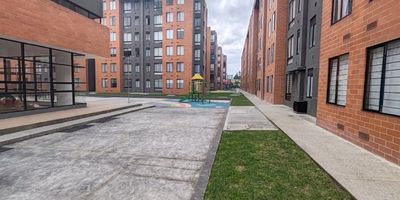 Se vende acogedor apartamento en el Conjunto Residencial Lunaria, ubicado en la Calle 16a #0-15, Apto. 403, en Chía. Con una antigüedad de 4 años, este inmueble de 50 m² cuenta con 3 habitaciones, 2 baños y se encuentra en el cuarto piso de un conjunto cerrado con portería, salón comunal y zona infantil. Clasificado en estrato 3, ofrece un ambiente tranquilo y familiar. Su valor es de $210.100.000 y los gastos mensuales aproximados en servicios públicos e internet ascienden a $352.619. Excelente ubicación con acceso a centros comerciales, supermercados y parques cercanos. Ideal para vivir o invertir.