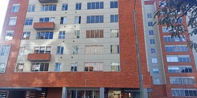Apartamento en venta en Salitre, una de las mejores zonas de Bogotá para vivir sector muy central, excelente ubicación  cerca a centro comercial salitre plaza, Plaza Claro, restaurantes, bancos, supermercados, almacenes de cadena, comercio en general centros de entretenimiento parques deportivos y recreacionales, y al Aeropuerto internacional el dorado. Excelentes vías de acceso, a pocas cuadras de la terminal de transporte del Salitre. Apartamento de 3 alcobas la principal con baño privado, baño de alcobas, sala comedor, cocina integral, zona de lavandería semi independiente, garaje sencillo independiente cubierto, 8vo piso con muy buena iluminación natural. El conjunto ofrece zonas comunes como gimnasio, cancha sintética de futbol, teatrino, BBQ, Salón social Zona de niños. Excelente oportunidad de inversión o vivienda