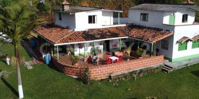 FINCA EXCLUSIVA EN GUARNE, PIEDRAS BLANCAS
Su Santuario Con Potencial Ilimitado
Descubra una propiedad excepcional en Guarne, Vereda Piedras Blancas, un tesoro en el Oriente Antioqueño. Ideal para quienes buscan un refugio de lujo o una inversión estratégica.
Esta finca de 57.000 m² (5.7 hectáreas), dividida en dos escrituras, ofrece privacidad y flexibilidad inigualables para desarrollo o subdivisión. Disfrute de nacimientos de agua propios, un bosque nativo exuberante y una excelente vista panorámica. Cuenta con   acueducto y alumbrado público, combinando naturaleza con comodidad.
La casa principal ofrece confort y versatilidad: 4 habitaciones, 2 baños, sala comedor con 2 chimeneas. El segundo piso incluye una sala de billar y un pequeño apartamento independiente, perfecto para huéspedes o teletrabajo. Amplios corredores y asador invitan al disfrute exterior. Además,  dos bodegas grandes son ideales para galpones, pesebreras o almacenamiento, maximizando su funcionalidad. Todos los documentos están al día, garantizando una compra segura.   
La ubicación es estratégica: colinda con el Parque Arví , ofreciendo acceso a senderos y cultura. A solo   2 km de la estación Metrocable Arví , conecta rápidamente con Medellín. Se encuentra a   20 km del centro de Medellín y a   20 km del Aeropuerto JMC [User Query], con un trayecto de solo 17-18 minutos en coche. Múltiples accesos por la Autopista Medellín-Bogotá (6 km) y la Vía Santa Elena (10 km, sin peaje) aseguran conectividad.   
Esta finca es perfecta para inversionistas (turismo/ecoturismo), familias en busca de tranquilidad, emprendedores agrícolas o nómadas digitales. Una oportunidad única para adquirir un estilo de vida, un refugio y un activo de valor creciente.
¡Contáctenos hoy y descubra el potencial ilimitado de esta finca