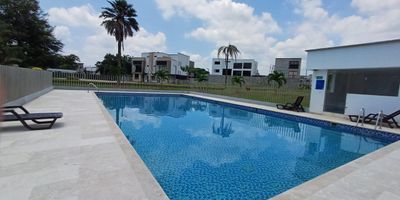 CASA de 3 niveles en Condominio en LAS MERCEDES, en Jamundí (Valle del Cauca - Colombia).

Primer nivel con : Antejardin, parqueadero para 3 carros en línea, terraza en piso que puede ser espacio para gimnasio y / o piscina propia, cocina integral abierta y con barra tipo americano, sala comedor AMPLIA, baño social con ducha, estudio o sala de TV.

Segundo nivel con : 3 habitaciones, TODAS con baño privado y ducto para aire acondicionado, la principal con vestier y balcón amplio con vista exterior, la segunda y la tercera con clóset de madera y balcón con vista a la terraza.

Tercer nivel con : Habitación de huéspedes, con vestier, baño y balcón con vista exterior. Cuarto de servicio con baño y zona de oficios abierta y cubierta.

Bonita, iluminada, con buenos acabados, pisos en porcelanato, cerámica y laminado, baños modernos. Luces indirectas tipo balas, las escaleras con pasamanos en vidrio y aluminio.

Admon $ 348.000 

Condominio de 134 lotes y casas, con zona social completa.