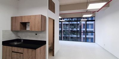Oficina en arriendo cerca a via principal, centro comercial, restaurantes, rutas de transporte, universidad y servicios complementarios. Piso en porcelanato, 1 espacio, baño privado, cocineta, cableado de red, aire acondicionado central, y parqueadero cubierto. Conjunto cerrado, ascensor, vigilancia, porteria 24hrs, parking con costo, bahia de parqueo, auditorio, baño comunales, planta electrica y circuito cerrado de tv .  Inmuebles sujetos a verificación de disponibilidad.
