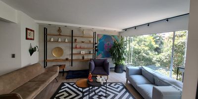 Apartamento en venta en unidad cerrada ubicada en sector de gran crecimiento y desarrollo urbanístico, entorno tranquilo y de poco flujo vehicular, de fácil acceso desde vía principal, con conexión a servicios complementarios y rutas de transporte público. Cuenta con piso en madera, sala y comedor independiente, 3 alcobas con vestier y baño en la principal, baño social, tina, cocina integral abierta tipo americano, cuarto de servicio, zona de ropas, balcón y  parqueadero independiente cubierto. Conjunto cerrado con ascensor, zonas verdes, circuito cerrado de tv, vigilancia y porteria 24 horas. Inmueble sujeto a verificación de disponibilidad.
