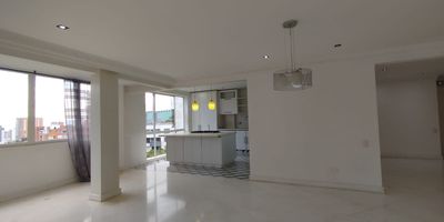 Apartamento en arriendo y venta en Pinares en unidad cerrada, cerca a supermercados de cadena, rutas de transporte público y servicios complementarios de la zona. Cuenta con salacomedor, estudio, pisos en cerámica, cuatro habitaciones con vestier, cinco baños, cocina integral en mesón de Quartzone, estufa, calentador a gas, baño de servicio y zona de ropas. La unidad posee de dos parqueaderos cubiertos, ascensor, piscina, salón comunal, parques infantiles, placa polideportiva y zonas verdes. Además cuenta con circuito cerrado de tv, vigilancia y portería las 24 horas. Inmueble sujeto a verificación de disponibilidad.