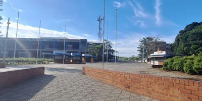 Te presentamos este local en obra gris en venta, ubicado en el segundo piso del Centro Comercial Río Cauca, un punto estratégico con alto flujo peatonal y vehicular, ideal para emprendedores y comerciantes que buscan visibilidad y conectividad en el centro de la ciudad.
El local, al estar en obra gris, te brinda la posibilidad de adecuarlo según tus necesidades, lo que lo hace perfecto para múltiples usos: boutiques de ropa, peluquerías, barberías, consultorios, almacenes de tecnología, papelerías o negocios de atención al público.
Su ubicación dentro del centro comercial ofrece excelente exposición, seguridad, parqueadero común y facilidad de acceso para clientes. Además, se encuentra cerca de importantes vías principales, estaciones del MIO, bancos, supermercados y comercios de gran trayectoria.
Si estás buscando un espacio que combine versatilidad, ubicación estratégica y potencial comercial, este local es para ti.
 Contáctanos y agenda tu cita.