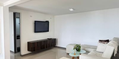 Apartamento  en venta en unidad cerrada con fácil acceso desde la av principal, centro comerciales, rutas de transporte publicos, restaurantes y servicios complementarios. Piso en porcelanato y madera, sala ,comedor, estudio, estar de tv, 2 alcobas con baño y vestier en la principal, 2 baños, cocina integral abierta tipo americano, zona de ropas, útil, balcon y parqueaderos independientes cubiertos. Conjunto cerrado con ascensor, piscina, salon social, sauna, turco, parques infantiles, placa polideportiva, cancha de squash, zonas verdes, vigilancia 24 horas, citofono y circuito cerrado de tv.inmubles sujetos a verificacion de disponibilidad
