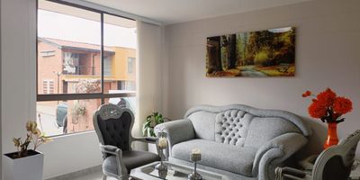 Casa AMOBLADA en arriendo en unidad cerrada ubicada en zona residencial, con fácil acceso a vías principales, rutas de transporte público, cerca a restaurantes, miradores, supermercados y gran variedad de servicios complementarios del sector. Cuenta con piso en porcelanato, sala y comedor independientes, estudio, estar de tv, 3 alcobas con vestier y baño en la principal, cocina integral cerrada tipo americano, alcoba y baño de servicio, zona de ropas, 2 balcones, paqueaderos lineales cubiertos. Conjunto cerrado con zonas sociales que incluyen piscina, salón social, parques infantiles, placa deportiva, zonas verdes, vigilancia y portería 24 horas y circuito cerrado de Tv. 
Inmuebles sujetos a verificación de disponibilidad
