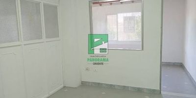 SE ARRIENDA OFICINA EN EL CENTRO COMERCIAL CORDOBA. OFICINA CON EXCELENTE UBICACION, A DOS CUADRAS DEL PARQUE DE RIONEGRO, AL FRENTE DE LA TERMINAL DE TRANSPORTES, A 5 MINUTOS DE  LA CLINICA SOMER, FACIL ACESO A TRANSPORTE PUBLICO