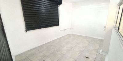 Excelente oportunidad de alquilar un local en la ciudad de Medellín, cuenta con una ubicación estratégica, lo que lo convierte en una opción ideal para atraer clientes y aumentar tus ventas. 
Además, su fácil acceso a través de transporte público y su cercanía a colegios, hospitales lo convierten en un lugar ideal para establecer tu empresa. 
El local cuenta con un área de 150m2, proporcionando un espacio amplio para desarrollar tu negocio y adaptarlo a tus necesidades ya que cuenta con 6 diferentes espacios. Además, cuenta con dos baños para satisfacer las necesidades de tus clientes, brindándoles comodidad y seguridad en todo momento. 
En su interior, encontrarás las comodidades necesarias para iniciar tu negocio, como agua y electricidad, indispensables para mantener en funcionamiento tu empresa. 
Y como si fuera poco, su ubicación en una zona comercial te asegura un flujo constante de personas y potenciales clientes. No pierdas la oportunidad de establecer tu negocio en este local comercial en Medellín.
 
