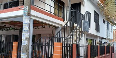 CASA ESQUINERA y BIFAMILIAR ( 2 niveles.) ubicada en el barrio EL DORADO - CIUDAD SUR
en Jamundi ( Valle del Cauca - Colombia ) 

Primer nivel con : 2  LOCALES  COMERCIALES  y un apartamento con sala - comedor, 2 habitaciones con closet ,baño ,cocina y patio de ropas.

Segundo nivel con : Un aparta - estudio con habitación, baño y cocineta y un apto duplex con sala - comedor, 4 habitaciones ,la principal con baño y vestier, cocina, baño y patio de ropas amplio. 

Bien ubicada, sobre via secundaria y vehicular, en sector comercial, cerca de varios Supermercados de gran superficie y del Parque del Cholado, con buen servicio de transporte publico cercano y buenas vias de acceso.

Libre de deuda.

Precio $550.000.000

SOLO VENTA DE CONTADO.