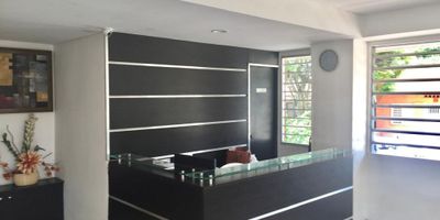 Edificio de Apartaestudios de cinco pisos, 34 Apartaestudios ,  excelente ubicación,  área de cada apartaestudio 33 m2 ,  cuenta con recepcion,  salón social , cuarto de ropas, zona de lavandería, garaje sótano ( 14) exterior ( 8)  , ascensor, planta eléctrica, cámaras de seguridad ,televisión por cable,