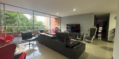 Apartamento en venta en Envigado, Los Benedictinos. Cerca al mall San Lucas, mall Distrito Avignon, colegio Los Benedictinos y a la Transversal Inferior, fácil acceso. La urbanización cuenta con portería 24/7, piscina,  sauna, turco, , juegos infantiles y amplias zonas verdes. Con 3 habitaciones, 4 baños, cocina integral, zona de ropas, sala-comedor amplia y balcón. Además, cuenta con dos parqueaderos privados y cuarto útil. ¡Agenda tu visita hoy mismo y encuentra tu nuevo hogar! Descubre más propiedades en: www.rentamospropiedadraiz.com Código:776329
