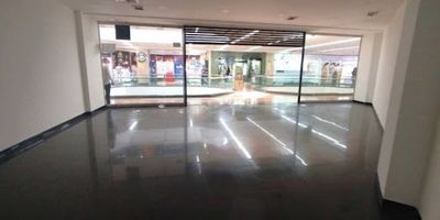 Local comercial para arriendo, en reconocido centro comercial, estratégicamente ubicado cerca de la universidad pontificia bolivariana upb y la avenida 33. El inmueble cuenta con un área de 59.35 mts2, excelente vitrina y gran visibilidad debido al alto flujo peatonal. lo que lo convierte en una opción conveniente . Para más detalles o para agendar una visita, no dudes en comunicarse con nuestras líneas de atención al cliente.