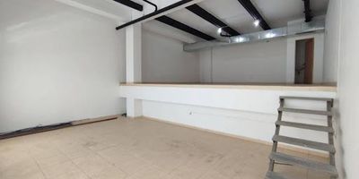 Excelente local en arriendo a 5 cuadras del parque ppal, a borde de la vía en sector residencial y comercial, perfecto para comercio, servicios y restaurates, cuenta con 84mt2 y doble altura, red de gas, 1 baño y oficina privada. En el sector se encuentran supermercados D1, iglesia, institución educativa con más de 550 estudiantes, unidades residenciales, estaciones de servicio, restaurantes, talleres, consultorios, oficinas contables, es una zona muy segura y con un ambiente ideal para el crecimiento y proyección comercial ya que en todo el frente se construirá la 1ra Torre médica del municipio con locales comerciales y consultorios especializados en salud y bienestar. Canon $3.500.000