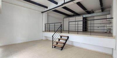 Excelente local en arriendo a 5 cuadras del parque ppal, a borde de la vía en sector residencial y comercial, perfecto para comercio, servicios y restaurates, cuenta con 77mt2 y doble altura, 1 baño. En el sector se encuentran supermercados D1, iglesia, institución educativa con más de 550 estudiantes, unidades residenciales, estaciones de servicio Texaco, restaurantes, talleres, consultorios, oficinas contables, es una zona muy segura y con un ambiente ideal para el crecimiento y proyección comercial ya que en todo el frente se construirá la 1ra Torre médica del municipio con locales comerciales y consultorios especializados en salud y bienestar. Canon $3.500.000