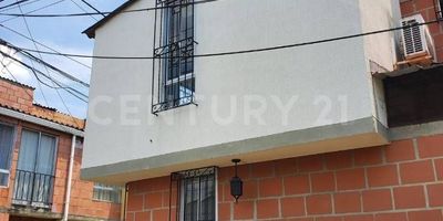 Casa en venta en condominio cerrado al norte de Cali, barrio Salomia. Zonas comunes: piscina, salón social, máquinas al aire libre para hacer gimnasia, juegos para niños,  seguridad a las 24 horas, parqueadero propio. La casa cuenta en el primer piso con: sala comedor, cocina semi integral, área de servicios y baño social, en el segundo piso tiene tres habitaciones, un baño y la habitación principal cuenta con aire acondicionado y baño privado, con tina. El tercer piso cuenta con una habitación, balcón y guardilla.  Todas las habitaciones excepto la sala de televisión, cuentan con closets. En general la casa tiene buena iluminación, rejas. Y puerta de seguridad y jardin.