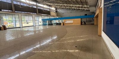 ALQUILO  exclusivo LOCAL EXCELENTE UBICACION  via principal, ubicado en una de las zonas más prestigiosas de la ciudad.  cuenta con amplia zona de parqueo, cubículos, diversas oficinas, recepcion, cocineta, baños, Con 10 espacios amplios y luminosos, ideales para adaptar a tus necesidades comerciales. Cuenta con 7 baños para mayor comodidad de empleados y clientes. Con una extensión de 3450 metros cuadrados, este inmueble ofrece un sinfín de posibilidades para tu negocio. Su ubicación estratégica lo convierte en una inversión segura y rentable. No pierdas la oportunidad de adquirir este espacio único. Contáctanos para más información. Indira Oyola - Número: 3104005590.