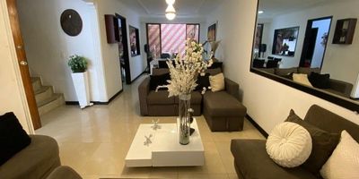 Oportunidad única de vivir en una casa remodelada, con acabados modernos, amplios espacios y excelente distribución.
Vivir aquí es disfrutar el confort  Ideal para familias que buscan calidad de vida, tranquilidad y valorización.
Características del inmueble:
•	Casa remodelada de 3 niveles
•	Primer piso: Garaje, antejardín, baño social, sala-comedor, cocina integral moderna, cuarto auxiliar para despensa, patio abierto con zona de estar y zona de lavandería
•	Segundo piso: 3 habitaciones, 2 baños. La principal con baño privado, vestier y vista exterior. Sala-comedor adicional
•	Tercer piso: Terraza cubierta de 42 m² con una habitación, estudio y baño. Ideal como zona social o terraza para asados y disfrutar en familia o con amigos. 
Zonas comunes exclusivas:
•	Piscina semiolímpica
•	Salón social
•	Zona de juegos infantiles