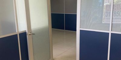Oficina en ARRIENDO– Chapinero, Bogotá 
Área: 60 m² 
Ubicación: Chapinero, sector exclusivo y estratégico de Bogotá 
Características destacadas: 
• Ubicación privilegiada: Central, cerca de la autopista La Séptima, avenidas principales y estaciones de TransMilenio. 
• Excelente conectividad: Acceso fácil al transporte público. 
• Vista exterior: Ambiente agradable con vista al parque, ideal para un entorno laboral productivo. 
• Iluminación natural: Espacios amplios y bien iluminados. 
• Estado impecable: Listo para invertir. 
• Distribución eficiente: 
Módulos divididos en oficinas privadas. 
• Sala de juntas equipada para reuniones. 
• Parqueadero privado: Comodidad para propietarios o arrendatarios.