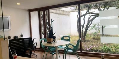 Casa de uso comercial y residencial de dos plantas. Primer piso: Entrada amplia peatonal con jardín, hall amplio, 2 espacios para archivo, sala de juntas amplia de 24m2 aprox con vista verde, espacio cerrado con biblioteca y salida a terraza con vista verde, 2 oficinas con divisiones en vidrio, espacio abierto, oficina cerrada, cocina amplia con salida a terraza, 3 baños. Segundo piso: 2 Oficinas amplias con baño, 3ra oficina con salida a balcón y otra terraza amplia, oficina de gerencia, sala de espera y baño social. Cuatro parqueaderos.