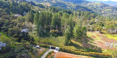 Lote Premium en Rionegro: 9700 m² con Bosque y Bono Ambiental.
Descubra una oportunidad única en la exclusiva Parcelación El Chaquilo, Vereda José María Córdova, Sector El Tablazo, Rionegro. Este lote de 9700 m² es un verdadero tesoro.
Lo excepcional: 4686 m² son una valiosa reserva de bosque, lo que le otorga un bono ambiental. Más que una carga, este bosque es su santuario privado: un pulmón verde que le garantiza aire puro, biodiversidad y la tranquilidad inigualable de la naturaleza. Es un activo invaluable que eleva su calidad de vida y la de su inversión a largo plazo. Además, cuenta con agua propia.
Ubicación estratégica: a solo 8 minutos del aeropuerto, cerca de la Vía Las Palmas y la Glorieta Sajonia. Disfrute de fácil acceso a clínicas, la Escuela de Ingenieros, restaurantes y supermercados.
Valor: $2.000 millones. ¡Aceptamos inmuebles de menor valor en parte de pago!
Una inversión inteligente en un entorno natural privilegiado y con todas las comodidades a su alcance.
¡Contáctenos hoy mismo para asegurar este paraíso en Rionegro!