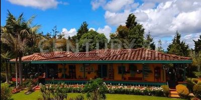¡Oportunidad Única! 
Hermosa Casa Finca en Rionegro - Vereda La Quiebra

¡VENTA URGENTE! Descubra su oasis de tranquilidad en el prestigioso Corregimiento José María Córdova, Vereda La Quiebra, Rionegro.
Esta espectacular casa finca está rodeada de exuberantes jardines y ofrece amplios corredores perfectos para el descanso. Disfrute de una zona dedicada para asados y reuniones, además de un encantador espacio para el té.
La casa es espaciosa, con 4 alcobas más alcoba de servicio, 2 cocinas y una cómoda sala comedor. Cuenta con zona de ropas.
Ubicada en un terreno con jardines impecables, en un entorno de casas fincas similares y excelentes vecinos. La conectividad es inmejorable: a minutos del aeropuerto y de una variada oferta de restaurantes.
Ideal para quienes buscan un hogar campestre de ensueño o una inversión estratégica en una de las zonas más valoradas de Rionegro.¡No deje pasar esta oportunidad! Contáctenos hoy mismo para una visita.