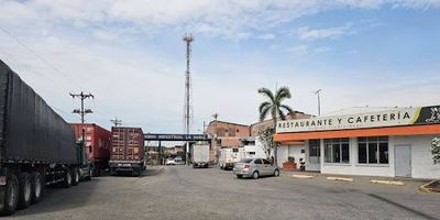 BODEGA PARCELACIÓN INDUSTRIAL LA NUBIA Se Renta bodega industrial de 380 Mts Condominio Industrial La Nubia I Km 1.5 vía Candelaria, sector Juanchito. Esta propiedad es una solución logística integral, lista para operar y diseñada para empresas que exigen una rigurosa e ininterrumpida cadena de frío. Su ubicación estratégica y su infraestructura especializada la convierten en la opción ideal para empresas del sector de alimentos, farmacéutico, floricultor y operadores logísticos. CARACTERÍSTICAS Área Total 380 Mts  1. INFRAESTRUCTURA ESPECIALIZADA EN CADENA DE FRÍO El corazón de esta bodega es su sistema dual de conservación, que ofrece especificaciones técnicas de primer nivel 1er Cuarto de Congelación Diseñado para un rendimiento superior, ofrece un volumen de 96 m permitiendo almacenar aproximadamente 25 toneladas. Su sistema de alta eficiencia garantiza temperaturas constantes de hasta -18C, ideal para la conservación de productos que requieren congelación 