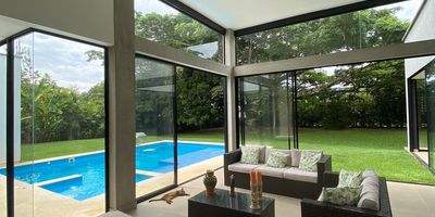 *Vendo casa en la morada*
1500 mts de lote 
338 mts de construido 
1 solo piso 

4 habitaciones con baño 
Sala
Comedor
Cocina abierta tipo americana 
Sala de tv
Piscina y jacuzzi 
Zonas verdes amplias
Zona de oficios 
Parqueadero para 4 carros 
Admón: 562.00
Valor: 1.465 millones negociables
Casa protocolizada