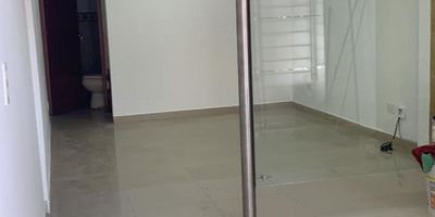 Local comercial de 23 m2, cuenta con baño, cocineta, división en vidrio templado, aire acondicionado, fachada en vidrio templado y reja de seguridad.