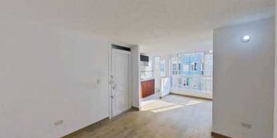 Apartamento en venta de 41 m², con vista interior, ubicado en un 3º piso, con acceso por escaleras. Distribuido en 2 habitaciones, 1 baño, sala comedor, zona de lavandería y espacio para estudio. Cuenta con pisos laminados en habitaciones y área social, y cerámica en cocina y baño. El inmueble se encuentra remodelado.El conjunto residencial ofrece salón comunal, zonas verdes, parque infantil, parqueadero comunal, portería y vigilancia privada las 24 horas.Ubicado en el barrio El Corzo, con cercanía a centro comercial Micentro El Porvenir, almacenes de cadena como Surtimax, Colsubsidio, Tiendas D1 y Ara, así como al colegio Ciudadela Educativa. Buen acceso por la Carrera 93C y Calle 54F Sur, con cercanía a paraderos del SITP.Recibimos crédito hipotecario con cualquier entidad bancaria.