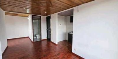 Apartamento en venta en el Conjunto La Estancia 2 – MosqueraApartamento remodelado de 42 m², ubicado en un 6º piso con acceso por escaleras. Cuenta con 2 habitaciones, 1 baño, sala-comedor, sala de estudio, cocina y zona de lavandería. Piso laminado en habitaciones y zona social; cerámica en cocina y baño. Instalación de gas natural.El conjunto ofrece salón comunal, gimnasio, zonas verdes, parque infantil, portería, parqueadero comunal y vigilancia privada 24 horas. Espacios adecuados para el disfrute familiar en conjunto cerrado.Ubicado en Mosquera, cerca al centro comercial Eco Plaza, colegios como Nuestra Señora del Rosario, con fáciles vías de acceso por la Carrera 13 y la Calle 17.Apartamento libre de gravámenes. Recibimos crédito hipotecario con cualquier entidad bancaria.