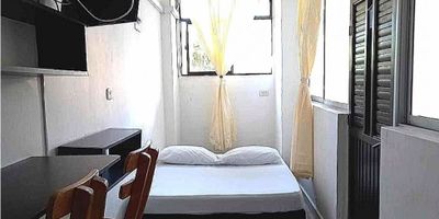 CÓDIGO 9327FR967 Ubicado en un primer piso, el Loft cuenta con Cocina, baño, Nevera, Cama, Pantry con Sillas, Tv y aire acondicionado, El edificio cuenta con parqueaderos comunales, vigilancia privada y permiso de turismo, ubicado a solo tres cuadras de la playa. SI ESTA PROPIEDAD ES DE SU INTERÉS CONTÁCTENOS Y AGENDAMOS UNA CITA.
