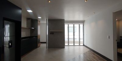 Apartaestudio en arriendo en Pinares en unidad cerrada, cerca a supermercados de cadena, rutas de transporte público y servicios complementarios de la zona. Cuenta con salacomedor, pisos en cerámica, una habitación, dos baños, cocina integral en mesón de mármol, estufa, calentador a gas y zona de ropas. La unidad posee de un parqueadero cubierto con cuarto útil, ascensor, piscina, gimnasio, salón comunal, circuito cerrado de tv, vigilancia y portería las 24 horas. Inmueble sujeto a verificación de disponibilidad.