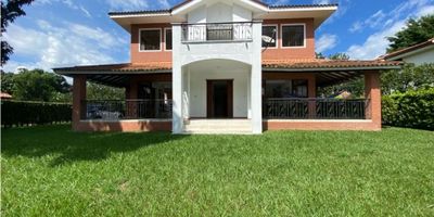 ¡Descubre tu nuevo hogar en Viterbo, Caldas! Esta espectacular casa campestre en conjunto cerrado combina comodidad y elegancia en dos niveles. Con 4 habitaciones, 3 baños, sala y comedor con doble altura, y una cocina integral abierta, disfrutarás de amplios espacios iluminados por ventanales. Relájate en el jardín con árboles frutales o aprovecha las instalaciones del conjunto: piscina, jacuzzi, gimnasio, cancha múltiple, cancha de tenis, mini futbol, pista de trote, zona verde, vigilancia y apertura de puerta electrica. Ubicada a solo 5 minutos de Viterbo, tu oasis campestre te espera.

 

 ¡No pierdas esta oportunidad única! 

 
Llamanos para darte mas detalles y agendar una cita.

