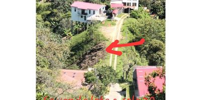 Lote de 1 533 m2 en Vereda Alto Minitas

Oportunidad de invertir en un terreno rural de gran tamaño que combina clima cálido y paisajes espectaculares.
Ideal para proyectos arquitectónicos que busquen vistas panorámicas y aprovechamiento de la topografía inclinada.

Descripción del lote
Con 1 533 m2 distribuidos en 22,5 m de frente y 65,25 m de fondo, este terreno presenta un desnivel que facilita la creación de viviendas tipo mirador con terrazas escalonadas. Dispone de punto de agua, conexión de gas domiciliario en la entrada y toma para contador de luz, así como escrituras en trámite de desenglobe.

Descripción del entorno y acceso
Ubicado cerca de San Peregrino, cuenta con acceso vehicular mediante huellas hasta la parcela y ofrece un entorno rural de estrato tres con atardeceres únicos y vegetación abundante. La pendiente natural favorece la ventilación cruzada y permite diseñar parqueaderos en plataformas inferiores.

Contáctanos
Escríbenos por WhatsApp para recibir más información al instante y coordinar tu visita.
Nuestro equipo te guiará en cada paso para que materialices tu proyecto en Alto Minitas.


