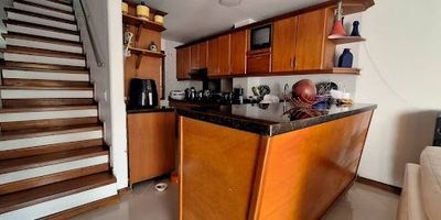 Apartamento en venta en Medellín, barrio Belen Malibu con 4 habitaciones, una con vestier y tres con clóset, sala comedor, cocina integral con red de gas, calentador, zona de ropas, 3 baños completos, balcón y alcoba de servicio. Incluye parqueadero cubierto y cuarto útil. Ubicado a media cuadra del parque Malibú, la unidad deportiva Belén y el rompoy de Bulerías. Cerca de colegios, iglesias, Universidad Pontificia Bolivariana y Centro Comercial Unicentro, con excelente acceso a transporte público. Contáctanos en Epicasa para más información.