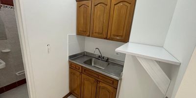 Local en Arriendo sector Laureles
Si estás buscando un punto estratégico para tu negocio, este local comercial en arriendo es una excelente opción. Está ubicado cerca al Estadio, La 70, Avenida San Juan,  zona de alta circulación peatonal y vehicular.
Canon + IVAÁrea: 72 m²Cocineta2 bañosPiso en cerámica
Ideal para oficinas, consultorios, tiendas de productos o servicios que necesiten buena visibilidad y fácil acceso.
¿Te interesa conocerlo?Contáctanos y agenda tu visita. ¡Dale a tu negocio la ubicación que merece!