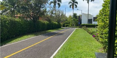 Descubre la serenidad en esta hermosa casa campestre en Cerritos, Pereira. En un conjunto cerrado, encontrarás paz y tranquilidad rodeado de naturaleza. Esta casa de dos pisos cuenta con cuatro habitaciones, estudio, mas habitacion de servicio, grandes espacios de doble altura, piscina, sauna y jacuzzi, todo diseñado para que tú y tu familia vivan momentos inolvidables. Con cocina integral, luz natural y construcción moderna bioclimática, es el lugar perfecto para disfrutar de la vida al máximo. ¡Haz de esta casa tu refugio! Contáctanos ahora.
