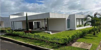 Se vende moderna casa campestre, cerritos, Pereira. Descubre el encanto de la vida campestre en esta casa, moderna en Cerritos Pereira. Con cuatro habitaciones, cada una con baño, amplios espacios de un solo nivel para tu comodidad, y una piscina para disfrutar. Con doble altura, jardines, zona verde y espacio para que a tu gusto hagas los acabados del BBQ. ¡Vive la experiencia de la naturaleza en familia! Contáctanos ahora.
