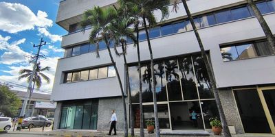 Oficina disponible para arriendo en Itagüí sobre la autopista sur con parqueadero privado, la oficina cuenta con acceso en ascensor, portería recepción, al interior la oficina cuenta con aire acondicionado, áreas privadas, cocineta, zona de sistemas y un salón grande donde distribuir diferentes puestos de trabajo, 1 baño privado, baños comunes, ideal para empresas administrativas, logísticas, despacho rápido gracias a su ubicación estratégica a pocos metros de la autopista sur, transporte público cercano, excelentes rutas de acceso, 6 parqueaderos privados, anímate a conocer este gran espacio para tu empresa al Contacto 301.598.9091