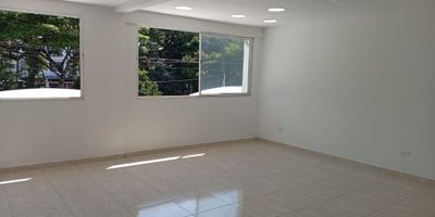 Se alquila amplio apartaestudio de dos ambientes, habitación con closet, cocina sencilla, sala, baño con división en vidrio y zona de oficios, el precio fuera de servicios. Esta en excelente ubicación cerca a colegios, supermercados, transporte público. Fácil documentación