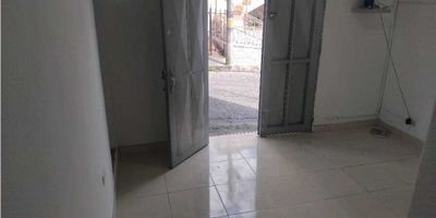 Si estás buscando una oficina para alquiler en una ubicación estratégica, esta es tu oportunidad. Situada en , esta oficina cuenta con un área de terreno de 40.0 metros cuadrados y una construcción de 42.0 metros cuadrados. Con una distribución eficiente, esta oficina te brinda un área privada de 42.0 metros cuadrados, perfecta para trabajar en un ambiente cómodo y productivo.

El inmueble cuenta con 2 alcobas, lo que te permite tener un espacio extra para reuniones o para usar como sala de espera. También cuenta con 1 baño, lo que te garantiza comodidad y privacidad para ti y tus clientes. Además, esta oficina cuenta con características internas de gran valor, como acceso a agua, instalación de doble ventana para aislar el ruido externo, electricidad y gas domiciliario para ahorrar en tus gastos mensuales y suelo de cerámica o mármol, que le da un aspecto elegante y moderno al ambiente.

Pero no solo su interior es atractivo, ya que esta oficina también cuenta con características externas que la hacen aún más atractiva. Su acceso pavimentado facilita el ingreso y salida de la oficina, incluso en días de lluvia. Cerca encontrarás colegios y universidades, lo que la convierte en una excelente opción si tienes empleados con familia o si buscas atraer a un público joven y educado.

Su ubicación sobre vía principal y con transporte público cercano te garantiza una excelente visibilidad y accesibilidad para tus clientes. Además, su cercanía a zonas comerciales y residenciales te brinda la oportunidad de establecer relaciones comerciales y aumentar tu red de contactos.

No pierdas la oportunidad de tener una oficina en una ubicación privilegiada y con características de lujo. ¡Contáctanos para agendar una visita y descubrir todo lo que esta oficina tiene para ofrecerte!
