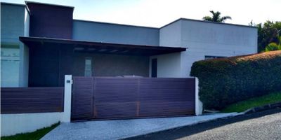 "Esta casa campestre en Cerritos, Pereira, es pura exquisitez y comodidad. Con 1614 m² de terreno y 400 m² construidos, ofrece una vista espectacular al valle del Risaralda. Además, cuenta con una piscina de horizonte perdido y sistema inteligente para luces y sonidos, junto con seguridad inalámbrica de última tecnología. La piscina de sal se mantiene fácilmente gracias a su sistema semiautomático. Disfruta de una sala de cine, amplias terrazas, un hilo de agua refrescante y un hermoso jardín con árboles frutales y flores. Equipada con tecnología de vanguardia, electrodomésticos modernos y muebles elegantes, esta casa es un oasis de confort y entretenimiento. ¡Tu hogar de ensueño te espera!"
