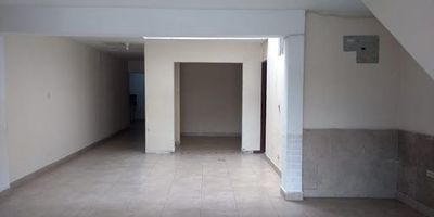 Este excelente local comercial cuenta con una amplia vitrina que ofrece gran visibilidad sobre una via arteria de alto flujo peatonal y vehicular, lo que garantiza una exposicion constante y efectiva para cualquier tipo de negocio. Ubicado en una zona altamente comercial, es ideal para multiples usos como tiendas, oficinas, servicios o centros de atencion al cliente. Su estrategica ubicacion permite una movilidad rapida hacia diferentes sectores de la ciudad, ademas de ofrecer facil acceso al transporte publico, lo que facilita la llegada de clientes y empleados. Es una oportunidad unica para establecer o expandir tu negocio en un entorno dinamico y con alto potencial de crecimiento. Contactanos ahora y conoce mas sobre esta excelente opcion comercial!