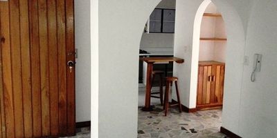 Apartamento con ubicación excelente, tiene un estudio anexo a la alcoba que lo hace ideal para trabajo en casa. 