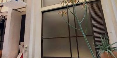 Apartamento dúplex en venta en Manrique Central, ubicado a media cuadra de la estación del Metroplús Manrique, es un interno con 46 m2 construidos en dos niveles, con excelentes acabados y un diseño vanguardista que marca la diferencia en la zona. Su ubicación estratégica al estar cerca del servicio de transporte de Metroplús, rutas de transporte, colegios, Iglesia, Supermercados, Centro Comercial y comercio en general. Con opcion de poder guardar moto. 950-3646