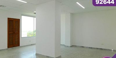 Se vende oficina en la ciudad de barranquilla ubicada en un sector empresarial importante de la ciudad, en el barrio El prado.  Con un área aproximada de 47m2,  amplia, buenos  acabados, aire acondicionado, parqueadero asignado, cuenta con baño interno, con cómodas vías de acceso y facilidad al transporte publico cercano, sobre el sector puede encontrar, bomba de gasolina, centro recreacional, super mercado( Oxxo, Makro, D1) y centro comercial Villa Country.