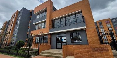 Apartamento en arriendo madrid, cuenta con 58 mts, sala comedor, tres habitaciones cada una de ella con closet, dos baños con calentador a gas, cocina integral con estufa a gas y zona de ropas independiente, pisos en cerámica , este inmueble se caracteriza por su amplitud, comodidad y buena iluminacion ofreciendo un ambiente perfecto para toda la familia. adicional cuenta con vista panoramica. el inmueble se encuentra en un cuarto piso con ascensor, adicional cuenta con parqueadero sencillo cubierto. el conjunto cuenta con vigilancia, gimnasio,  club house, cancha y parque infantil se encuentra ubicado cerca de importantes vías de acceso como la carrera primera, calle veinticuatro además de zona residencial canon mas administracion no pierdas la oportunidad de vivir en este excelente apartamento contáctanos para mayor información comuníquese con el ejecutivo comercial  Carlos Medina al celular o whatsapp 3165290113, a su correo electrónico carlos.medinainmobiliariasaliadas.com