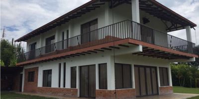 Permita que sus mañanas y atardeceres sean inolvidebles, llenos paz y tranquilidad, con vista al CAÑON DEL RIO CONSOTA, vista al nevado del Ruiz, Santa Isabel y poblaciones aledañas, escuchando el rio, los pajaros, viviendo plenamente la naturaleza.

Esta casa campestre le ofrece una vista unica, un lugar lejos del ruido de la ciudad, del caos de los trancones, el hogar que usted y su familia se merecen.  Ubicado en el mejor sector del eje cafetero, en el exclusivo sector de "Cerritos" a 20 minutos de Pereira. Cerca al aeropuerto internacional matecaña. La casa cuenta con 250m construidos, 5 habitaciones, 4 baños, sala de tv, sala, comedor, cocina integral patio de ropas, salon independiente de 50mts. El lote privado de la casa es de 3528mts, adicional el lote de area comun y proindiviso de 17.612 le corresponde a el lote 2516mts. para un area total de la casa de 6036mts.

El lote y la casa cuenta con una vista espectacular, al CAÑON DEL RIO CONSOTA, varias poblaciones aledañas, nevados del Ruiz y Santa Isabel.  

El conjunto cuenta con piscina, cancha de tenis, microfutbol en cesped, lago, salon social, pozo de agua, 2 viviendas para los caseros, zona campestre y exclusiva pues el conjunto lo componen 7 viviendas.

Se PERMUTA con propiedades en Estados Unidos preferiblemente.

Viva Tranquilo, cerca a la naturaleza

 
