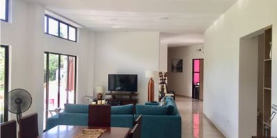 Se vende moderna casa campestre, en conjunto cerrado.  De un solo nivel, hermosa, de grandes espacios, iluminacion natural, aire acondicionado, vista a la reserva, sector muy tranquilo y exclusivo en Cerritos - Pereira.

A solo 10 minutos de la ciudad a 20 minutos del aeropuerto internacional matecaña.


 3 habitaciones con baño privado.
 2 estudios
 Terraza grande
 Cocina moderna 
 Piscina (en constuccion)
 Area de cesion uso exclusivo


 

Lo unico que encuentras en cada ricon de la casa es naturaleza, vida y paz.

 

El lugar ideal que tu familia se merece.

 

 
