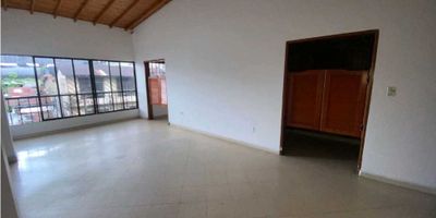 Arriendo oficina en el centro de quibdo con un area aproximada de 65 m2

cuenta con 4 espacios, cocina y un baño 

ubicado en centro de nogocios, sobre vias principales de facil acceso
